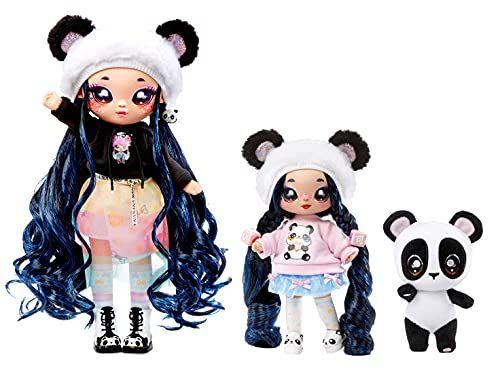 Imagem de Não, não! Não, não! Não, não! Surprise Family Soft Doll Set com 2 Bonecas de Moda e 1 Pet  Família Panda, Apresenta 12 Acessórios, Bonecas de Cabelo Comprido em Modas Removíveis e Acessórios com Adorável Pelúcia Pet Panda