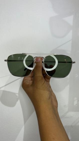 Imagem de Óculos Masculino Cinza quadrado em Metal, lentes verde.