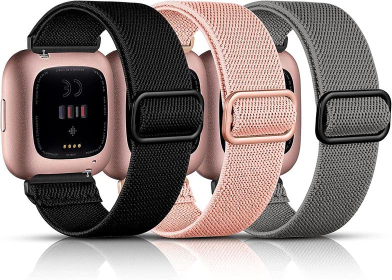 Imagem de  Pacote com 3 bandas elásticas compatíveis com Fitbit Versa 2/Fitbit Versa para mulheres e homens, pulseiras de substituição com alça de tecido de nylon elástico ajustável, preto/cinza/laranja rosa