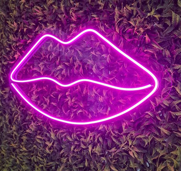 Imagem de Painel Neon Led Kiss Beijo Boca ROXA 70cm X34cm