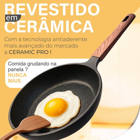 Close da frigideira HYLLIs preparando um ovo frito, destacando a propriedade antiaderente do revestimento cerâmico