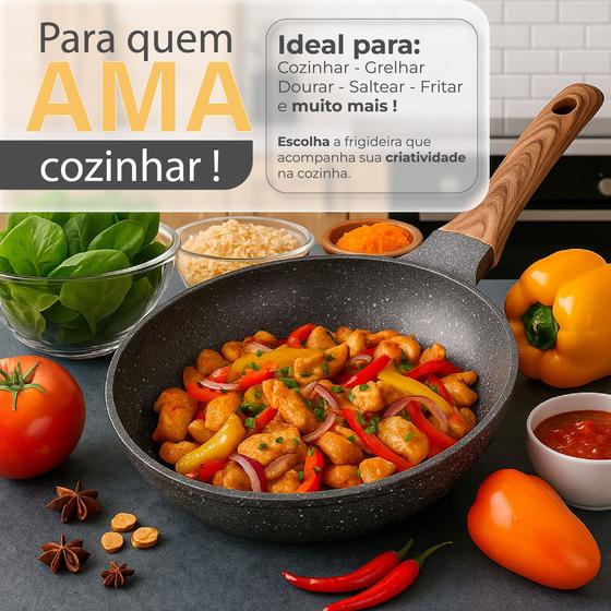 Frigideira HYLLIs sendo utilizada para preparar um refogado colorido com legumes e frango, cercada por ingredientes frescos