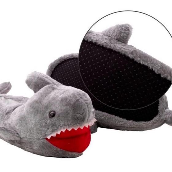 Imagem de Pantufa Tubarão Baby Shark Cinza Antiderrapante Pelúcia Fechada Bichinho Animal Confortável Infantil Chinelo De Quarto