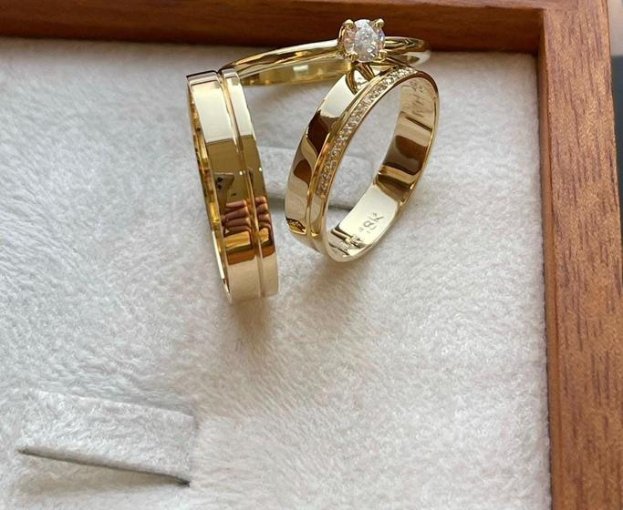 Imagem de Par de Alianças Luna em Ouro 18K com 3mm de largura e cravada na feminina