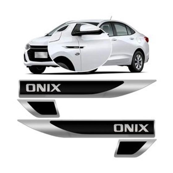 Imagem de Par Emblema Lateral Resinado Aplique Adesivo Paralama Porta GM Onix