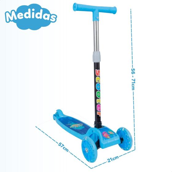 Patinete infantil azul com indicação de medidas de 57 cm de comprimento e altura ajustável entre 56 e 71 cm