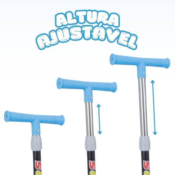 Detalhe do guidão do patinete azul demonstrando os três níveis de ajuste de altura