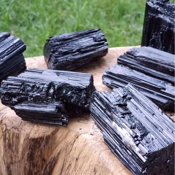 Imagem de Pedra Turmalina Negra Bruta 1cm a 4cm Pequena - Proteção Stress Ansiedade - Cristal Natural