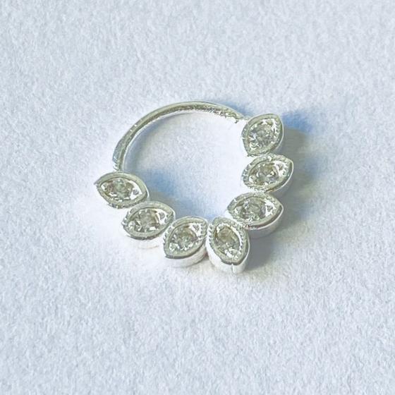 Imagem de Piercing Argola com Folhas e Pedra