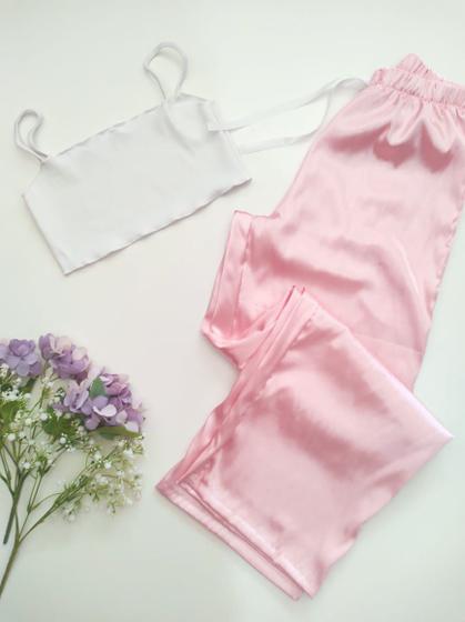 Imagem de Pijama confortável em cetim calça rosa e top branco
