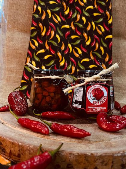 Imagem de PIMENTA BIQUINHO TEMPERADA NO AZEITE 400g. Rosa Baiana Pimenta Artesanal Gourmet