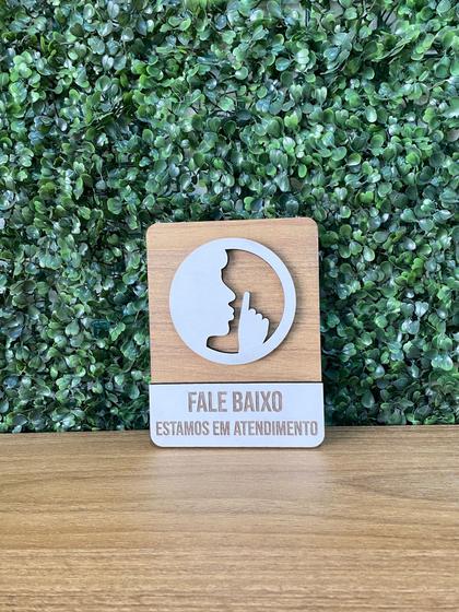 Imagem de Placa de sinalização Fale Baixo estamos em atendimento em mdf