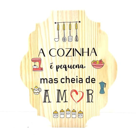 Imagem de Placa Decorativa De Cozinha Em Pinus A Cozinha É Pequena Mas Cheia De Amor