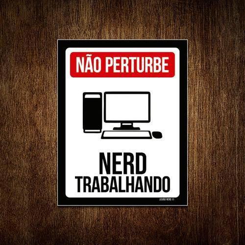 Imagem de Placa Decorativa - Não Perturbe Nerd Trabalhando 36X46