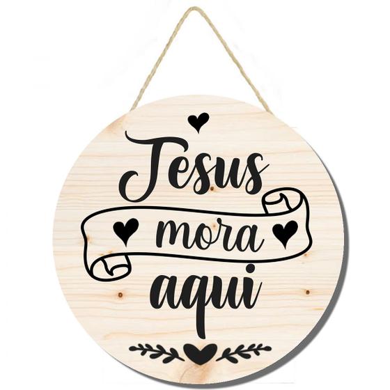 Imagem de Placa decorativa redonda Jesus mora aqui PL282