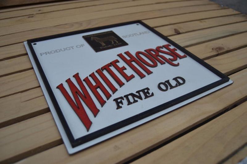 Imagem de Placa Em Alto Relevo White Horse Whisky Bebidas Bares 29 cm