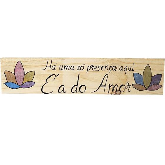 Imagem de Placa Em Madeira Há Uma Só Presença Aqui É A Do Amor