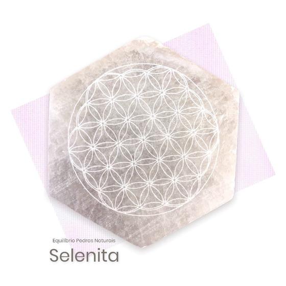 Imagem de Placa Pedra Selenita Hexagonal Com Flor Da Vida 7cm X 1,5cm