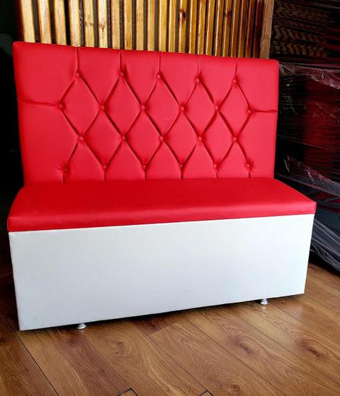 Imagem de Poltrona booth 1,10cm assento e encosto vermelho base branca capitone duplo a mão
