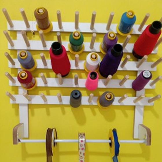Imagem de porta fio de madeira para 50 cones de linha e suporte para fitas e rolos de vies