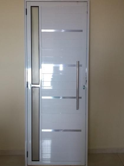 Porta Lambril 2,10x1,00 Com Visor, Friso E Puxador Menor preço em Porta Lambril 2,10x1,00 Com Visor, Friso E Puxador