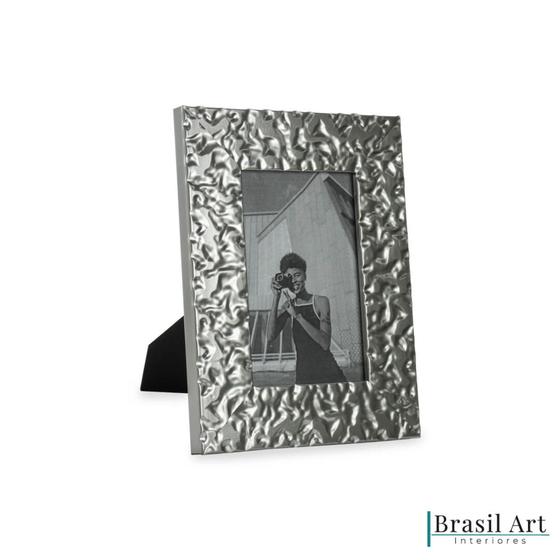 Imagem de Porta-Retrato Decorativo com Textura Prata 10x15cm