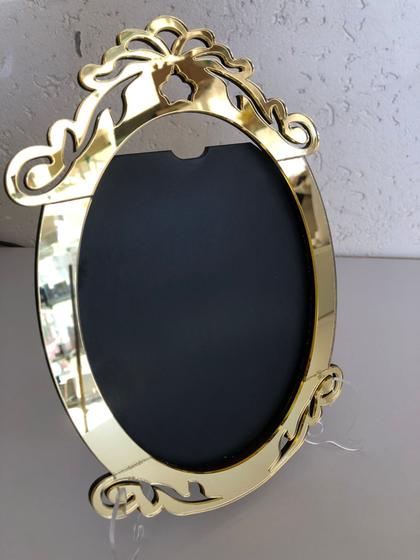 Imagem de Porta retrato oval com base branca de neve no acrílico espelhado dourado