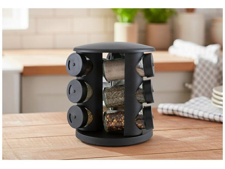 Porta-tempero giratório Brinox posicionado sobre uma mesa de madeira em uma cozinha