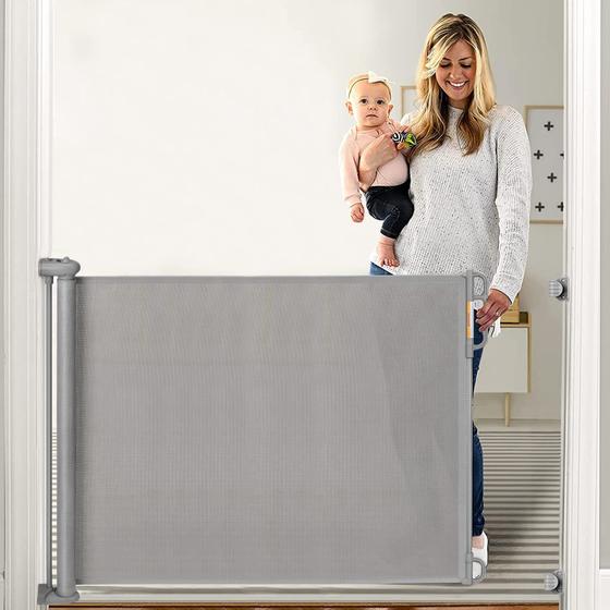 Imagem de Portão Retrátil de Segurança Momcozy 71” x 33” Cinza para Bebês e Pets