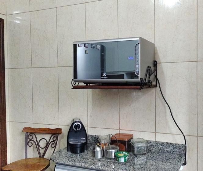 Imagem de prateleira suporte para microondas parede cozinha decoração móveis casa ferro e madeira demolição