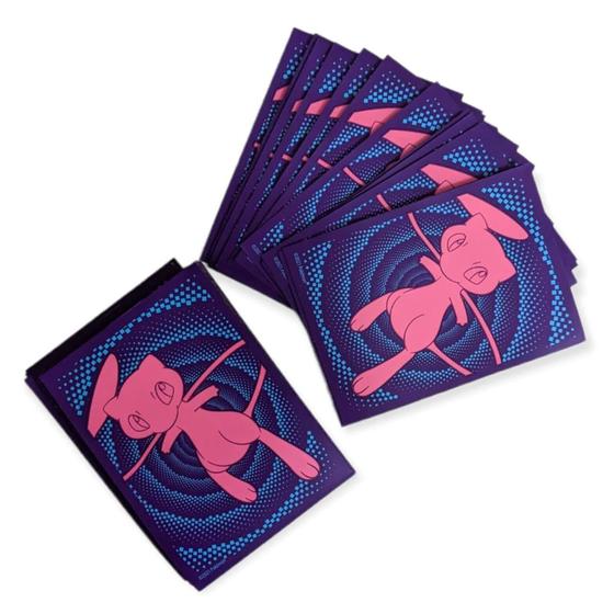 Imagem de Protetor de baralho Pokémon Mew Fusion Strike x65 com capa de cartas