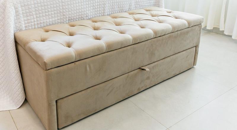 Puf Baú Com Gaveta Queen 160x50x45cm Cor Areia Com Botões Na Mesma Cor Menor preço em Puf Baú Com Gaveta Queen 160x50x45cm Cor Areia Com Botões Na Mesma Cor