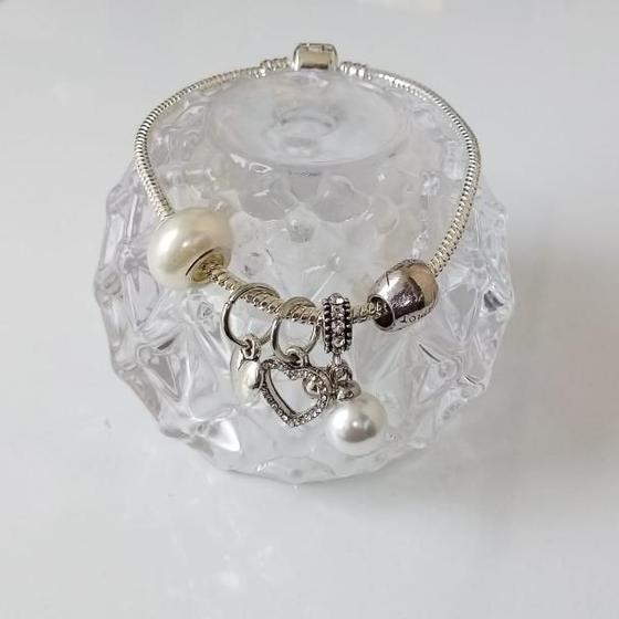 Imagem de Pulseira com Berloques Prateado e Perolado.