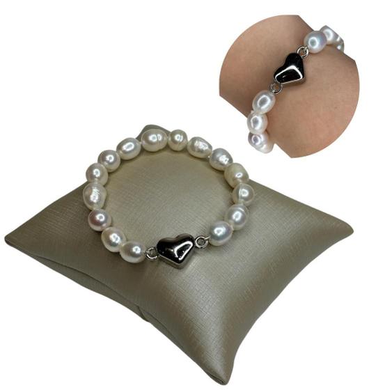 Imagem de Pulseira de 18cm com pérolas brancas "batata" de 10-12mm  e fecho de coração com imã folheado a ouro branco