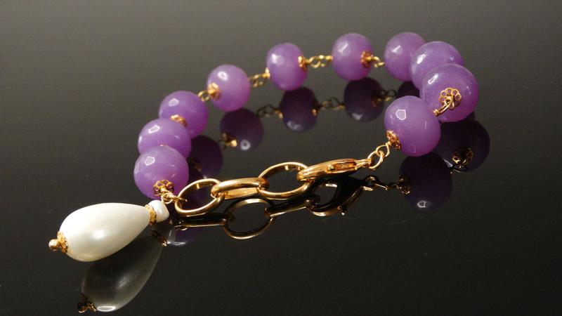 Imagem de Pulseira Dourada de Pedra Ametista Lapidada com Fechos Banhados a Ouro