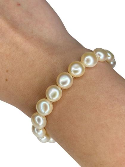 Imagem de Pulseira elástica sem fecho de 16cm com pérolas brancas achatadas de 8mm