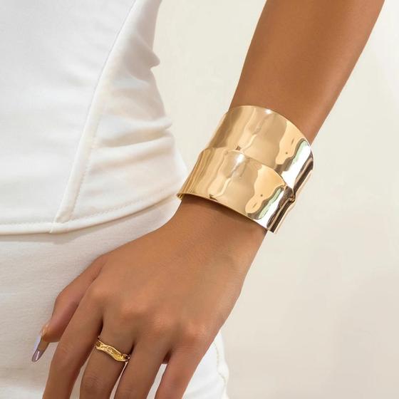 Imagem de Pulseira Feminina Gótica Punk - Ajustável, Assimétrica e com Design Largo