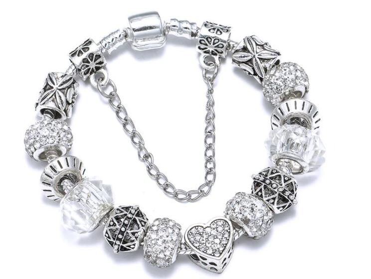 Imagem de Pulseira Prateada Com Berloques e Pedras