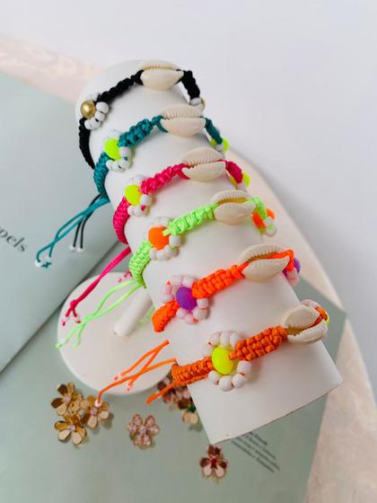 Imagem de Pulseiras de macramê colorido com Búzios verdadeiros tendência Verão