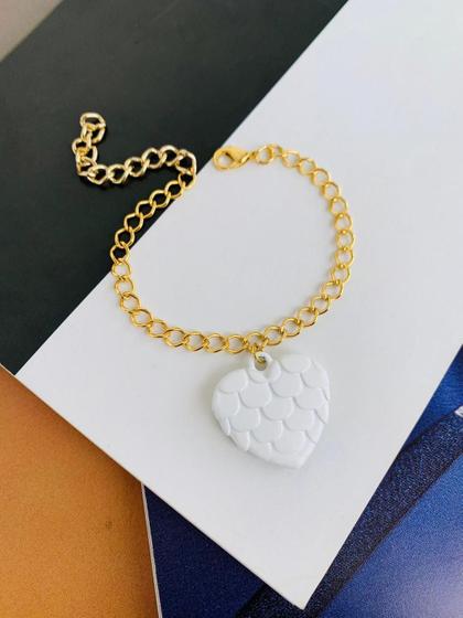 Imagem de Pulseiras Semi Joia delicadas com pingente de coração trabalhado escama branco