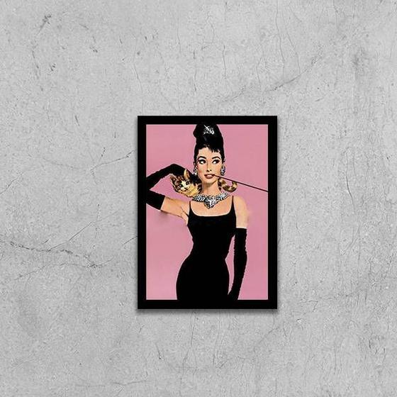 Imagem de Quadro Audrey Hepburn Bonequinha de Luxo Rosa 33x24cm - com vidro