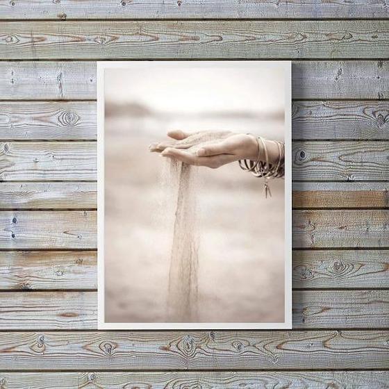 Imagem de Quadro Decorativo Fotografia Mão Areia Praia 45X34Cm