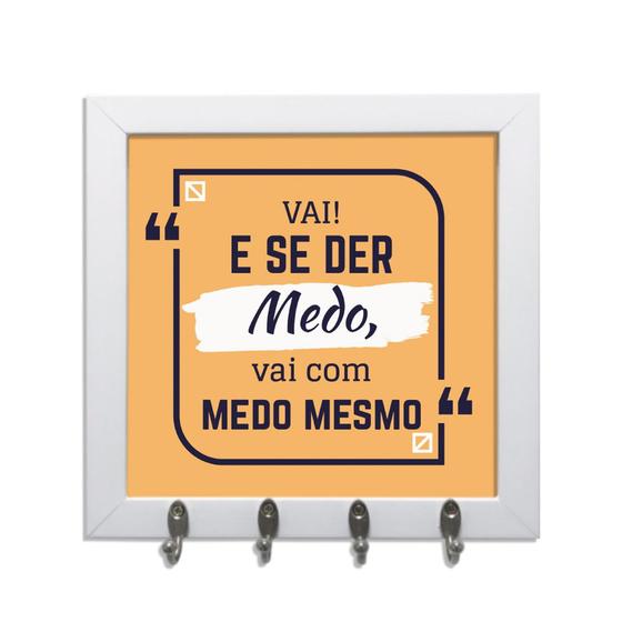 Quadro Porta Chaves 24x24cm Frases Vai com Medo Mesmo Decorativo Chaveiro Moldura Branca Menor preço em Quadro Porta Chaves 24x24cm Frases Vai com Medo Mesmo Decorativo Chaveiro Moldura Branca