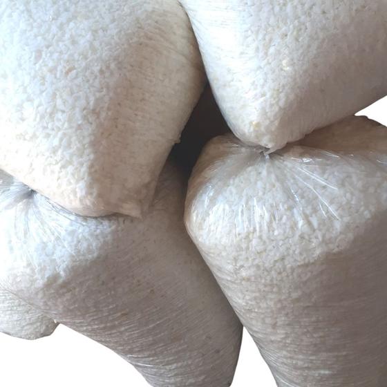 Imagem de Quatro quilos de flocos de espuma branca e limpa para enchimento de Puff gigante e almofadas