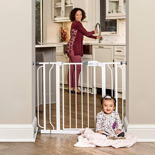 Imagem de Regalo Easy Step Extra Wide Baby Gate, inclui kits de extensão de 4 polegadas e 4 polegadas, kit de 4 pacotes de suportes de pressão e 4 pacotes de kit de montagem de parede