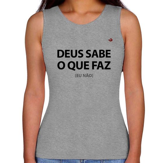 Imagem de Regata Feminina Deus sabe o que faz, eu não - Foca na Moda