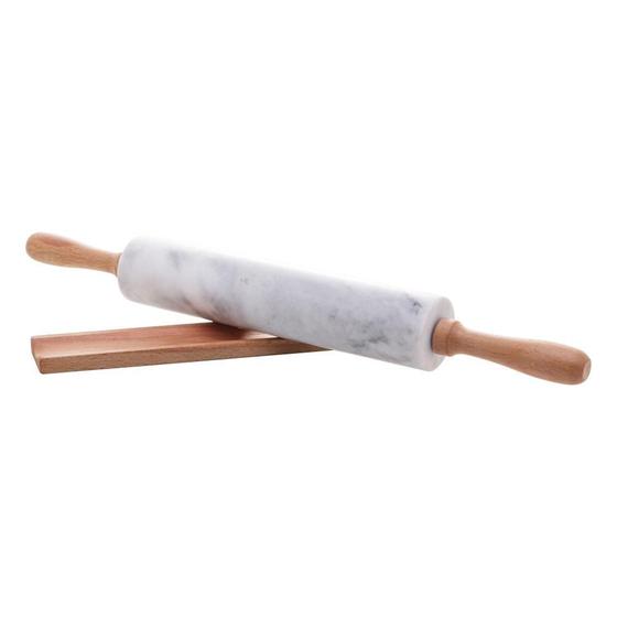 Rolo de massa de mármore branco com alças de bambu e base de apoio de madeira, isolado em fundo branco