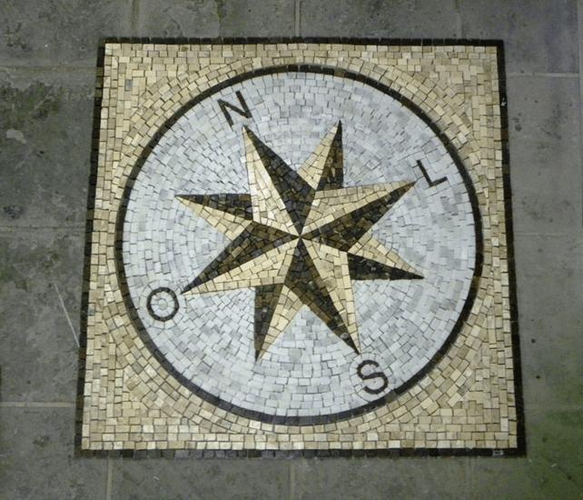 Imagem de Rosa dos Ventos em Mosaico Com Letras Miolo Orientável