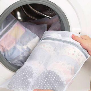 Imagem de Saco Protetor com zíper para lavar Tênis Sapatos Roupas na Maquina de Lavar Medida 29 x 35 cm