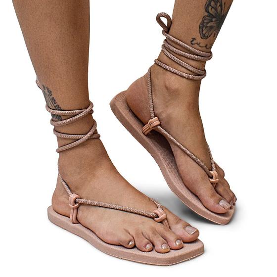 Imagem de Sandália Chinelo Rasteira Feminina Bico Quadrado Modernidade Inovação Lançamento em Preto  Você Mulher Mais inda Ainda